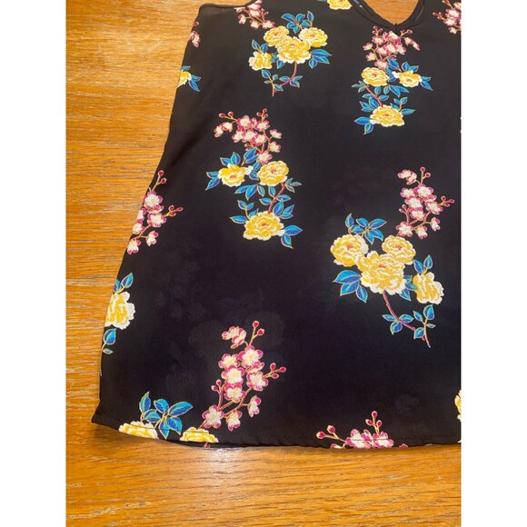 Floral Sleeveless Keyhole Top With Collar - Picture 3 of 3
